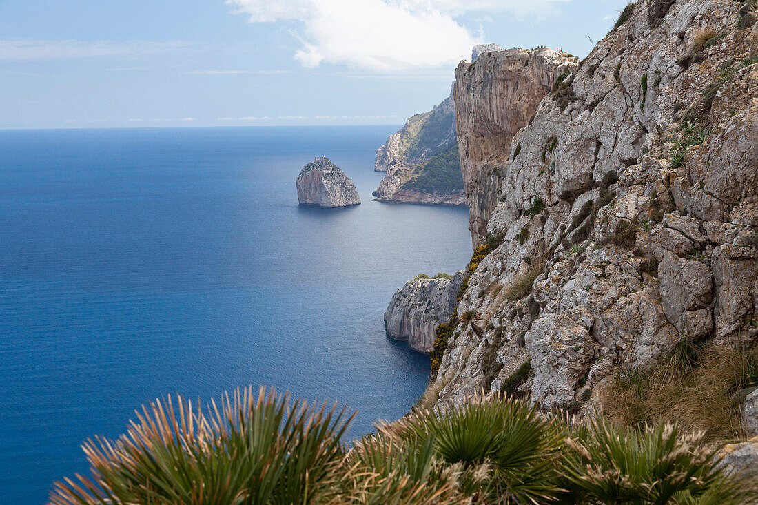 Wandern auf Mallorca, Blick auf den Mirador de la Creueta am Cap de Formentor, Blick auf das Mittelmeer, Cap de Formentor, Serra de Tramuntana, UNESCO Weltnaturerbe, Mallorca, Spanien