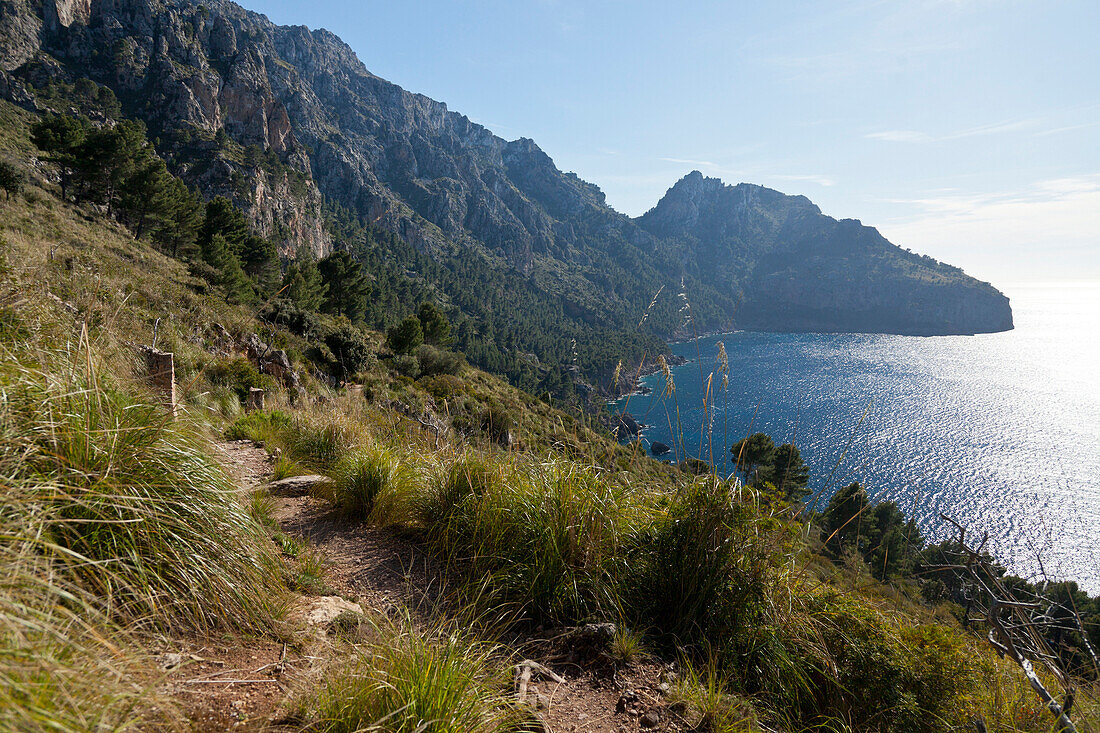 Wandern auf Mallorca, beeindruckende Wanderung an der Mittelmeer Nordküste des Tramuntana Gebirges ausgehend von der Cala Tuent nach Soller, Serra de Tramuntana, UNESCO Weltnaturerbe, Mallorca, Spanien