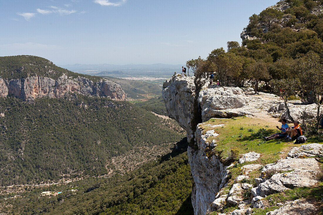 Wanderer auf dem Plateau, Castell d Alaro, Alaro, Serra de Tramuntana, UNESCO Welnaturerbe, Mallorca, Spanien