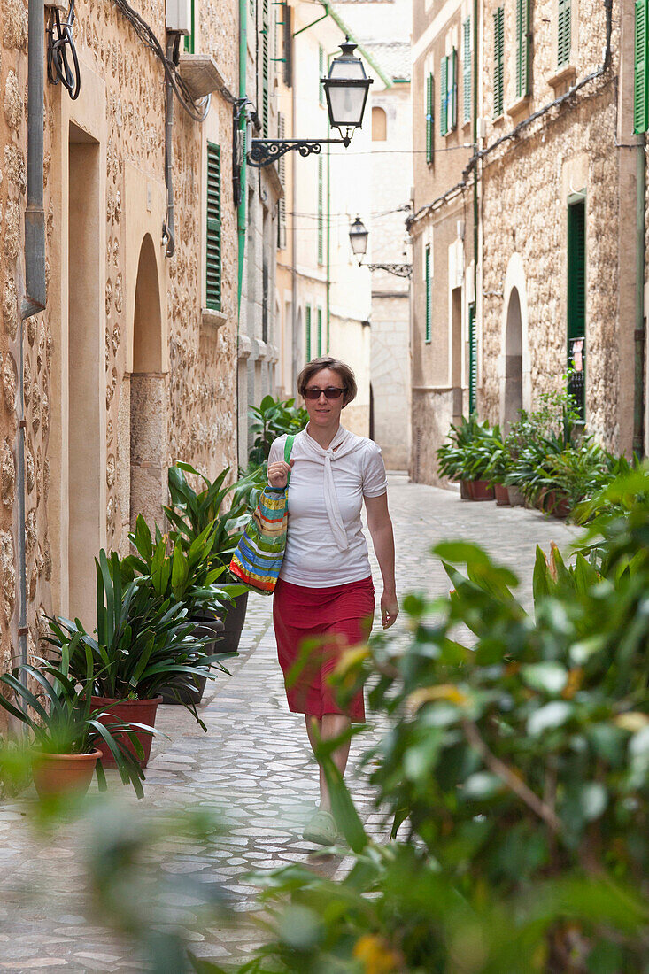 Altstadt von Soller, junge Frau in einer Gasse, Tramuntana, Soller, Mallorca, Spanien