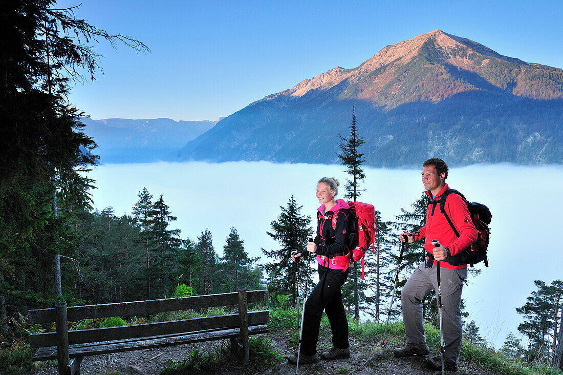 Junge Frau und junger Mann bergwandern, Unnütz, Brandenberger Alpen, Tirol, Österreich