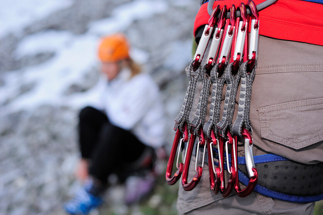 Expressschlingen am Anseilgurt, Multerkarwand, Treffauer, Wegscheidalm, Wilder Kaiser, Kaisergebirge, Tirol, Österreich