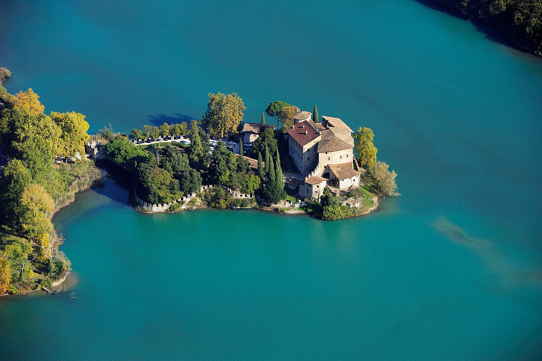 Blick auf Lago die Toblino mit Castel Toblino, Sarche, Calavino, Trentino, Trentino-Südtirol, Italien