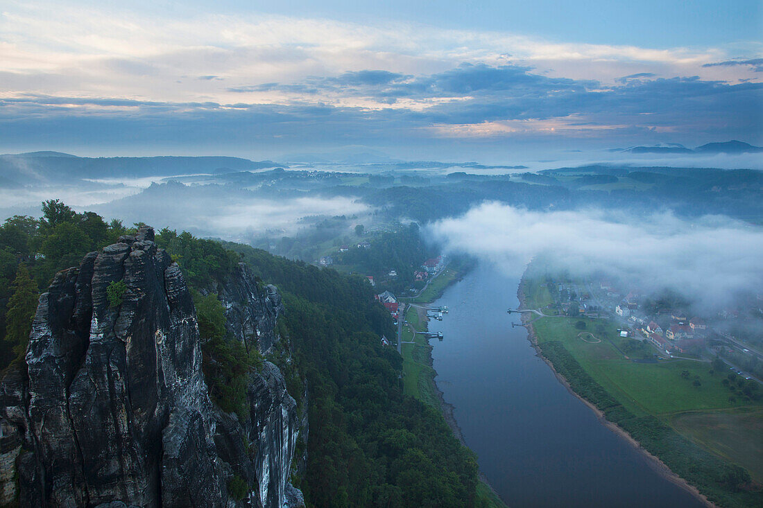 Blick von der Bastei über die Elbe, Nationalpark Sächsische Schweiz, Elbsandsteingebirge, Sachsen, Deutschland, Europa