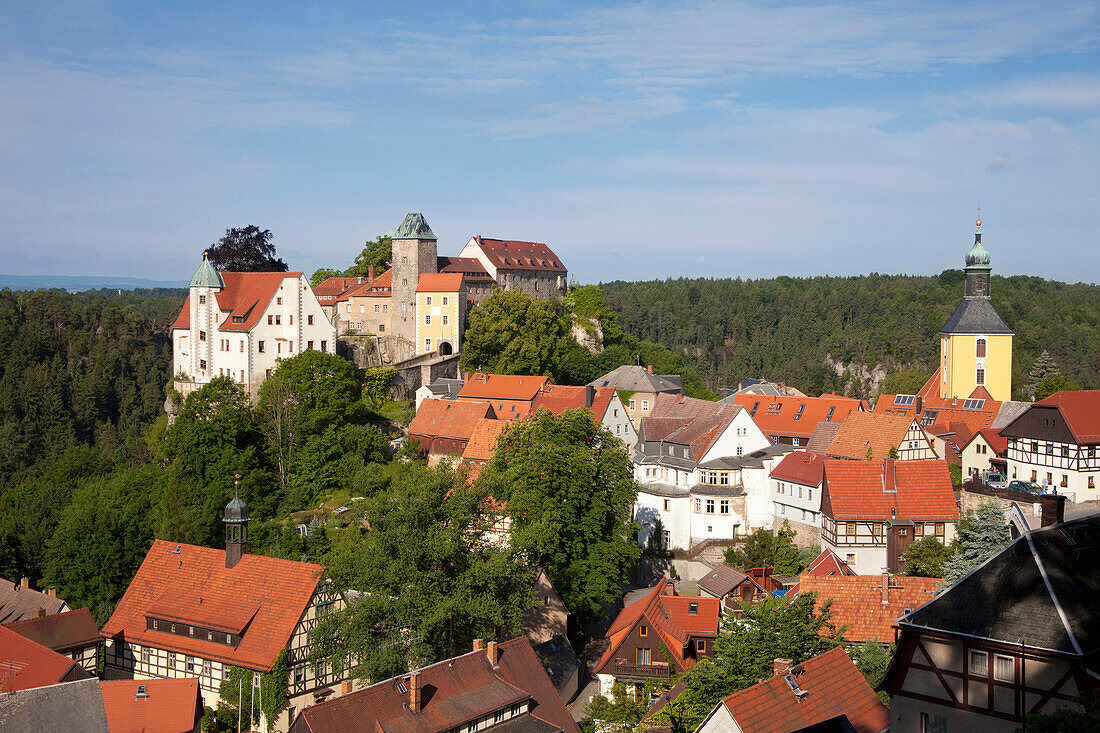 Blick auf Hohnstein mit Burg und Stadtkirche, Hohnstein, Nationalpark Sächsische Schweiz, Elbsandsteingebirge, Sachsen, Deutschland, Europa