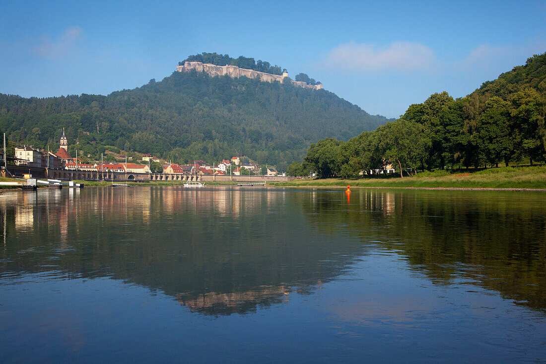 Königstein mit der gleichnamigen Festung an der Elbe, Nationalpark Sächsische Schweiz, Elbsandsteingebirge, Sachsen, Deutschland, Europa