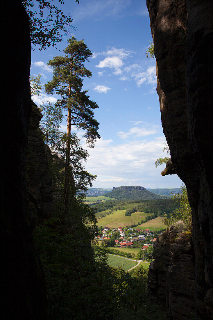 Blick vom Nadelöhr am Pfaffenstein zum Lilienstein, Nationalpark Sächsische Schweiz, Elbsandsteingebirge, Sachsen, Deutschland, Europa