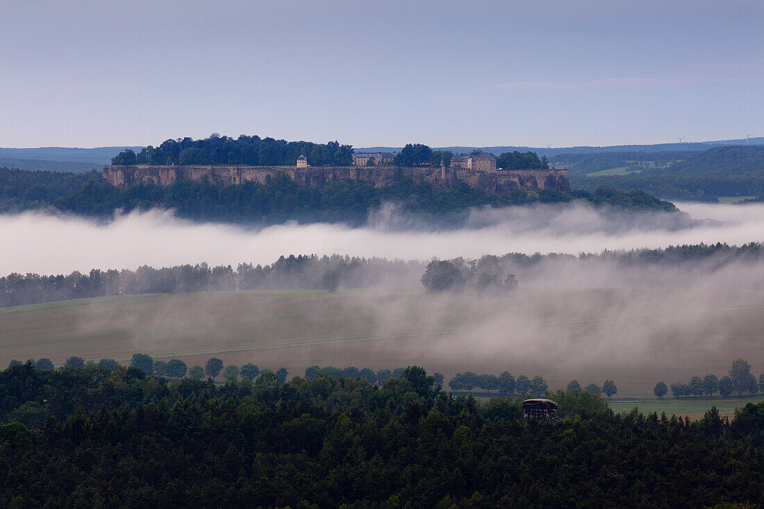 Festung Königstein im Nebel, Nationalpark Sächsische Schweiz, Elbsandsteingebirge, Sachsen, Deutschland, Europa