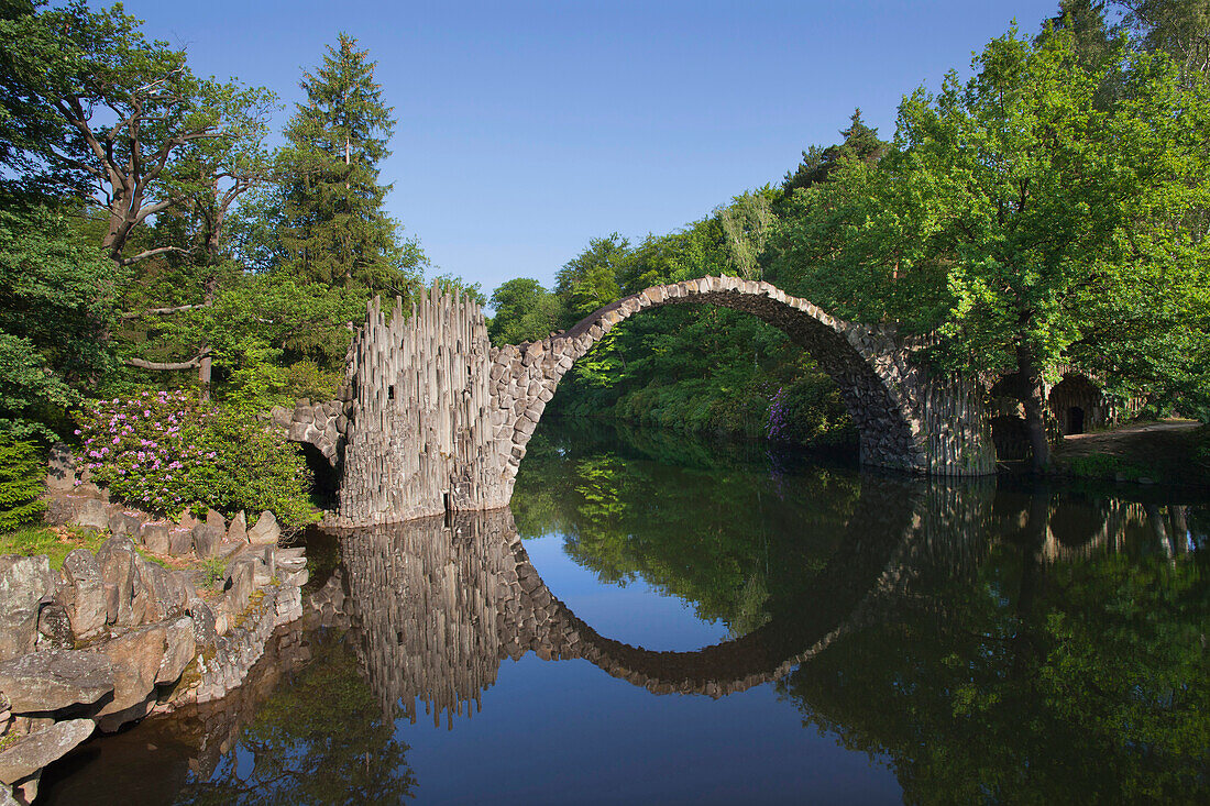 Rakotzbrücke spiegelt sich im Rakotzsee, Kromlauer Park, Kromlau, Sachsen, Deutschland, Europa