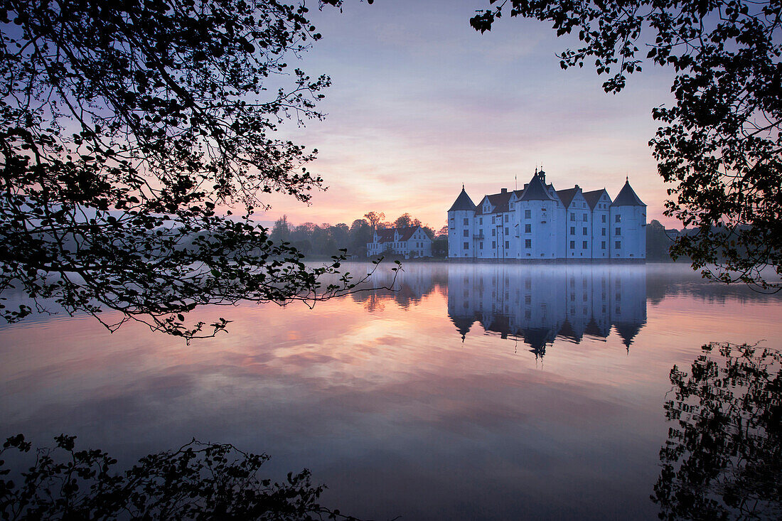 Wasserschloss Glücksburg am Morgen, Flensburger Förde, Ostsee, Schleswig-Holstein, Deutschland, Europa