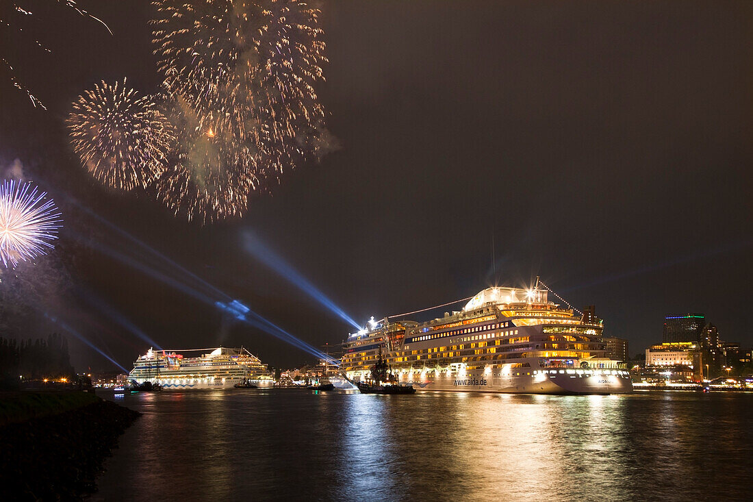 Feuerwerk über den Kreuzfahrtschiffen AIDAblu und AIDAluna beim Auslaufen aus dem Hafen, Hamburg, Deutschland, Europa