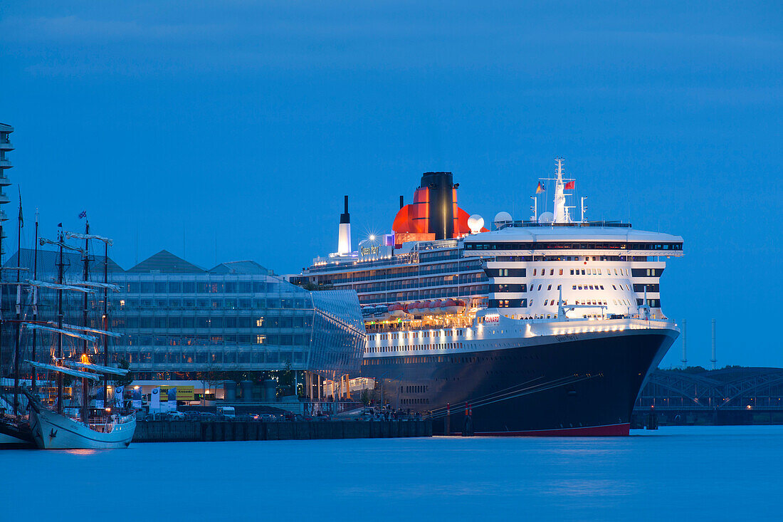 Cruise ship Queen Mary 2 at harbour in the evening, Hamburg Cruise Center Hafen City, Hamburg, Germany, Europe