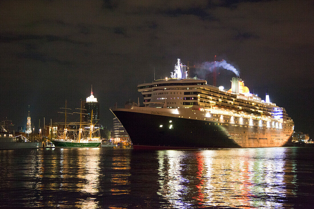 Kreuzfahrtschiff Queen Mary 2 beim Auslaufen aus dem Hafen bei Nacht, Hamburg Cruise Center Hafen City, Hamburg, Deutschland, Europa