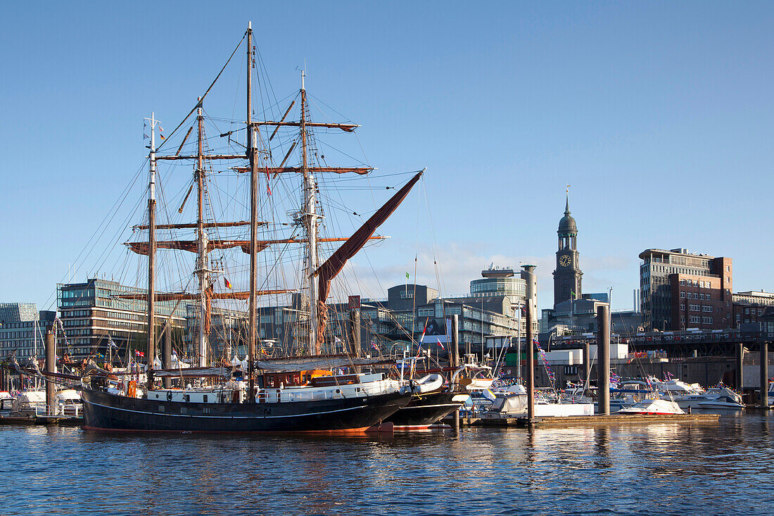 Segelschiff im Hafen vor dem Kirchturm St. Michaelis, Hamburg, Deutschland, Europa