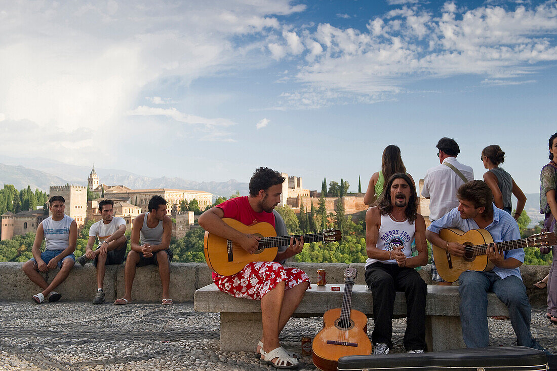 Flamenco Spieler im Albaicin Viertel, im Hintergrund die Alhambra, Granada, Andalusien, Spanien, Europa