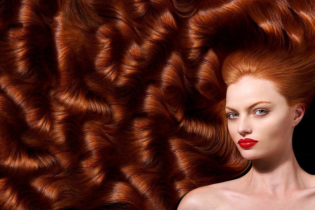 Porträt einer Frau, ausgebreitetes rotes Haar