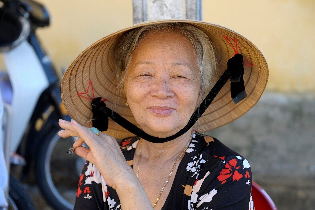 Asia, Southeast Asia, Vietnam, Centre region, Hoi An, portrait of an old woman wearing a conical hat
