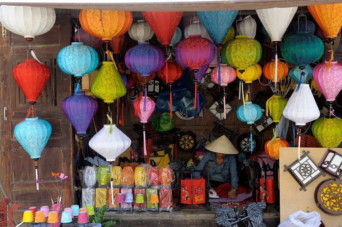 Asia, Southeast Asia, Vietnam, Centre region, Hoi An, young woman working, Chinese lantern