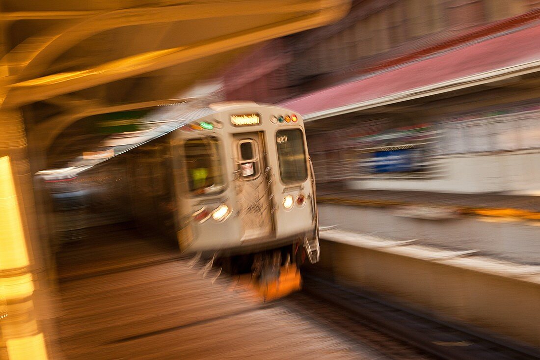 A train in the Chicago rapid transit system known as the´L´ arrives in a station in the LOOP in Chicago, IL, USA