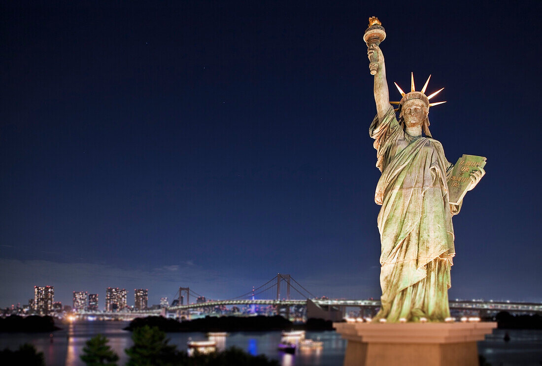 Statue of Liberty with Tokyo Bay, skyline and Rainbow Bridge in the background, Night over Obaida, Tokyo., Statue of Liberty in Tokyo Bay, Japan