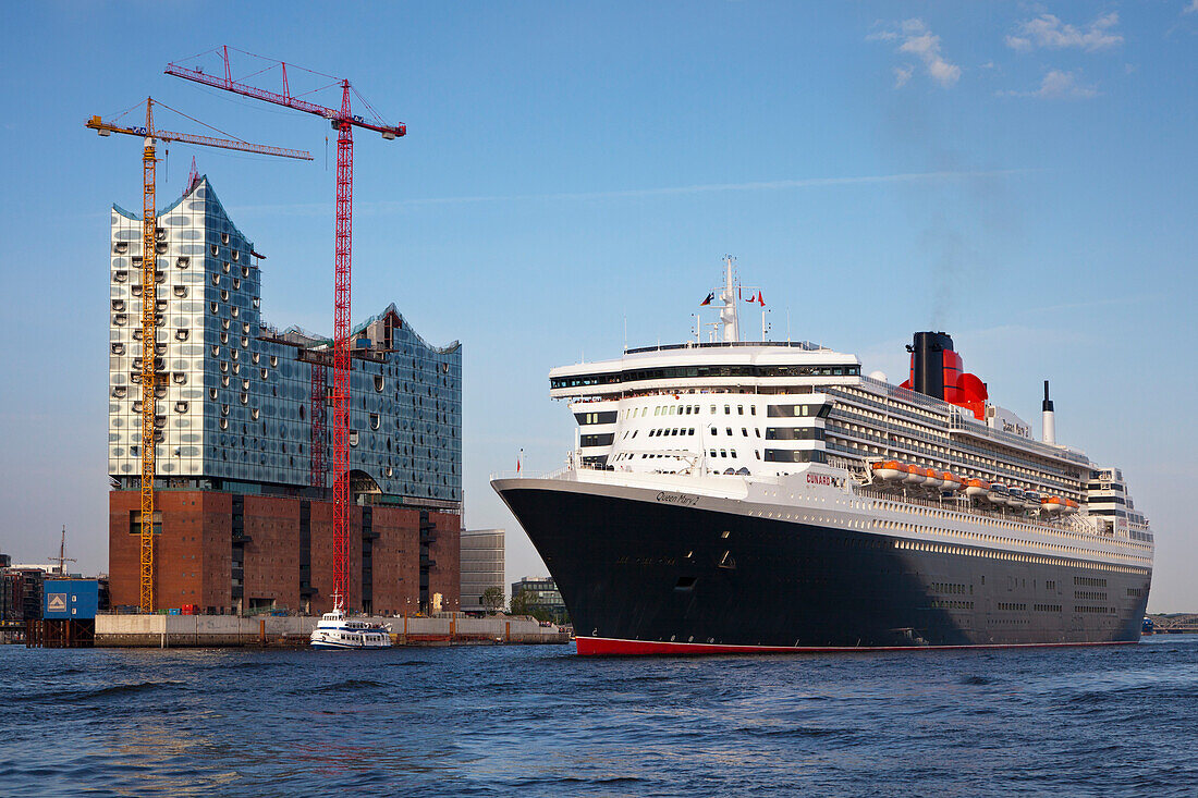 Elbphilharmonie, Kreuzfahrtschiff Queen Mary 2 beim Auslaufen aus dem Hamburg Cruise Center Hafen City, Hamburg, Deutschland
