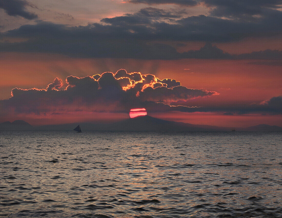 Meer mit Segelboot bei Sonnenuntergang, Boracay, Philippinen, Asien