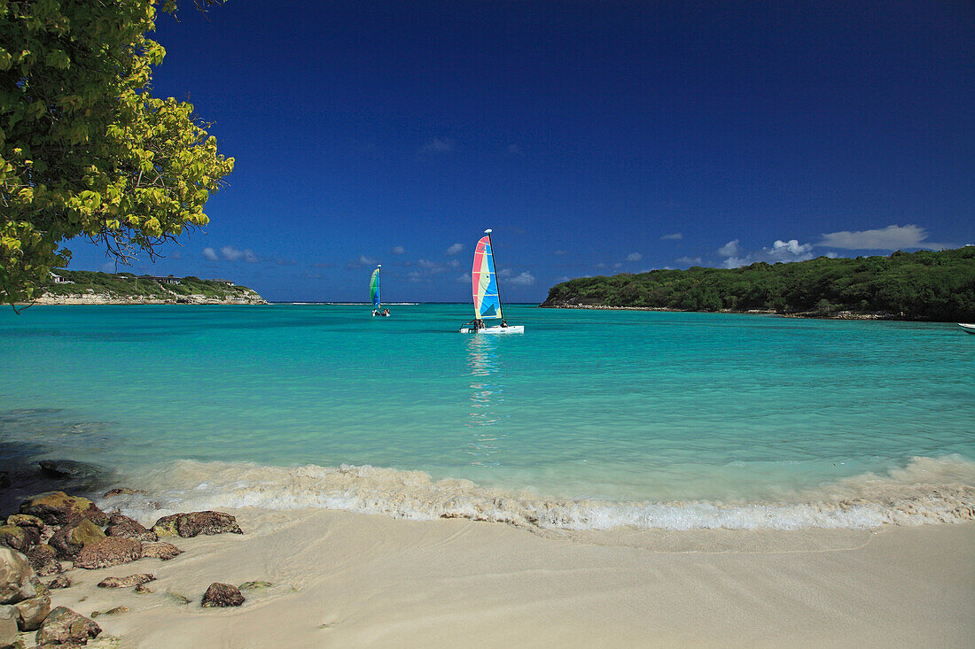 Blick auf Sandstrand im The Veranda Resort, Antigua, Westindische Inseln, Karibik, Mittelamerika, Amerika