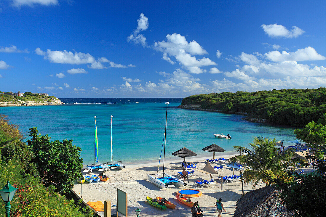Menschen am Strand in einer Bucht, The Veranda Resort and Spa, Antigua, Westindische Inseln, Karibik, Mittelamerika, Amerika
