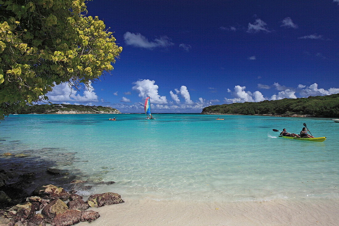 Menschen baden im Meer im The Veranda Resort, Antigua, Westindische Inseln, Karibik, Mittelamerika, Amerika