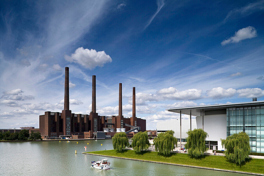 Kraftwerk am Mittellandkanal und Autostadt unter Wolkenhimmel, Wolfsburg, Niedersachsen, Deutschland, Europa