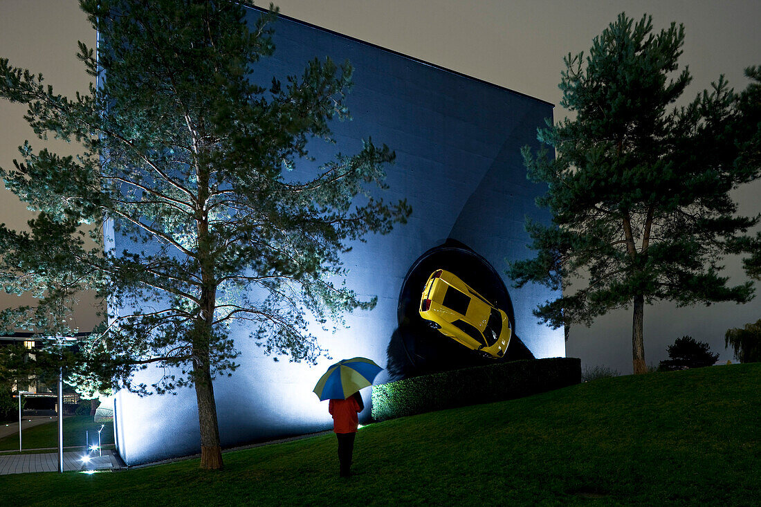 Lamborghini Pavillon in der Autostadt am Abend, Wolfsburg, Niedersachsen, Deutschland, Europa