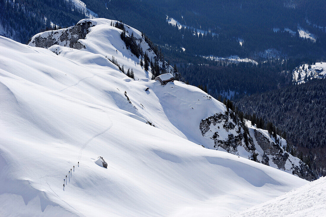 Gruppe von Skitourengehern quert Flanke über Gruttenhütte, Skitour Kaiserexpress, Ellmauer Halt, Wilder Kaiser, Kaisergebirge, Tirol, Österreich