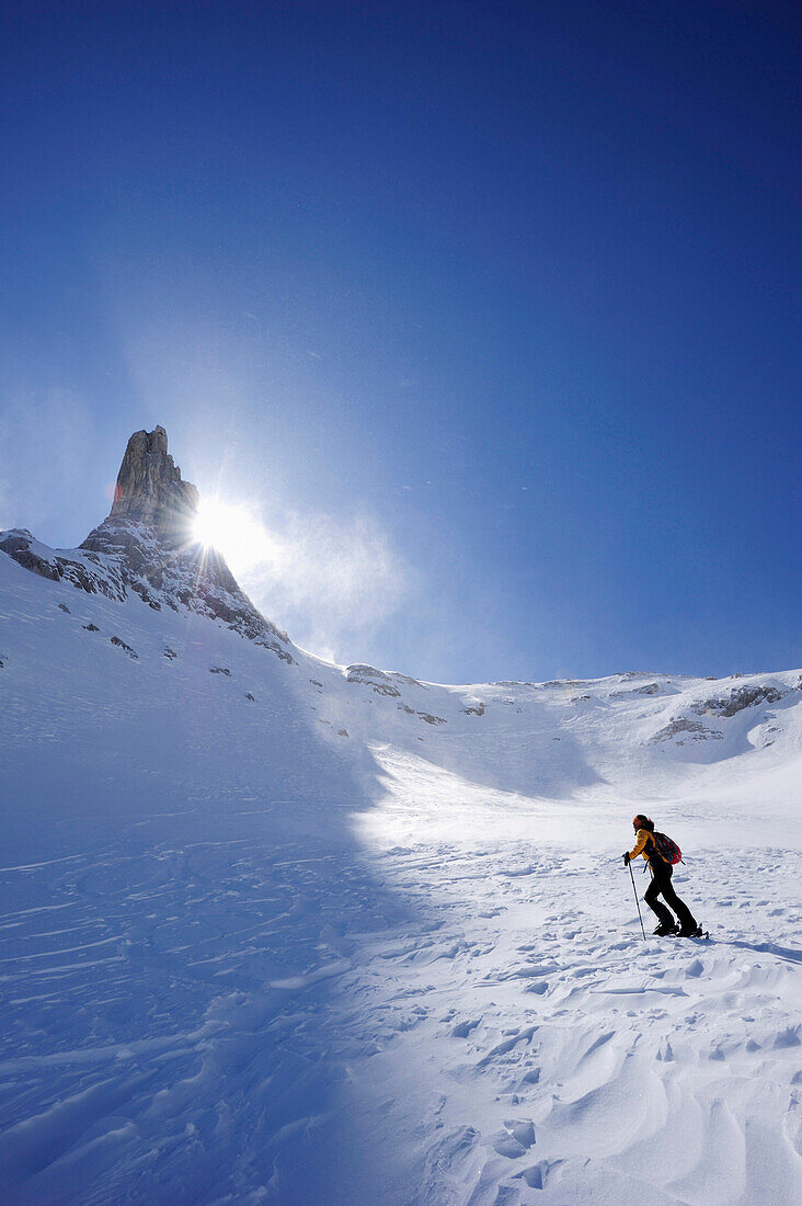 Frau auf Skitour steigt auf zu Kleiner Turm, Drei Türme, Rätikon, Montafon, Vorarlberg, Österreich