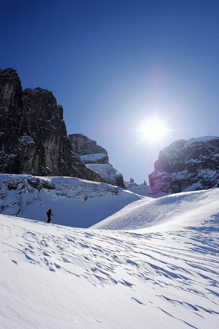 Frau auf Skitour blickt auf Gamsfreiheit, Großer Turm und Drusenfluh, Drei Türme, Rätikon, Montafon, Vorarlberg, Österreich