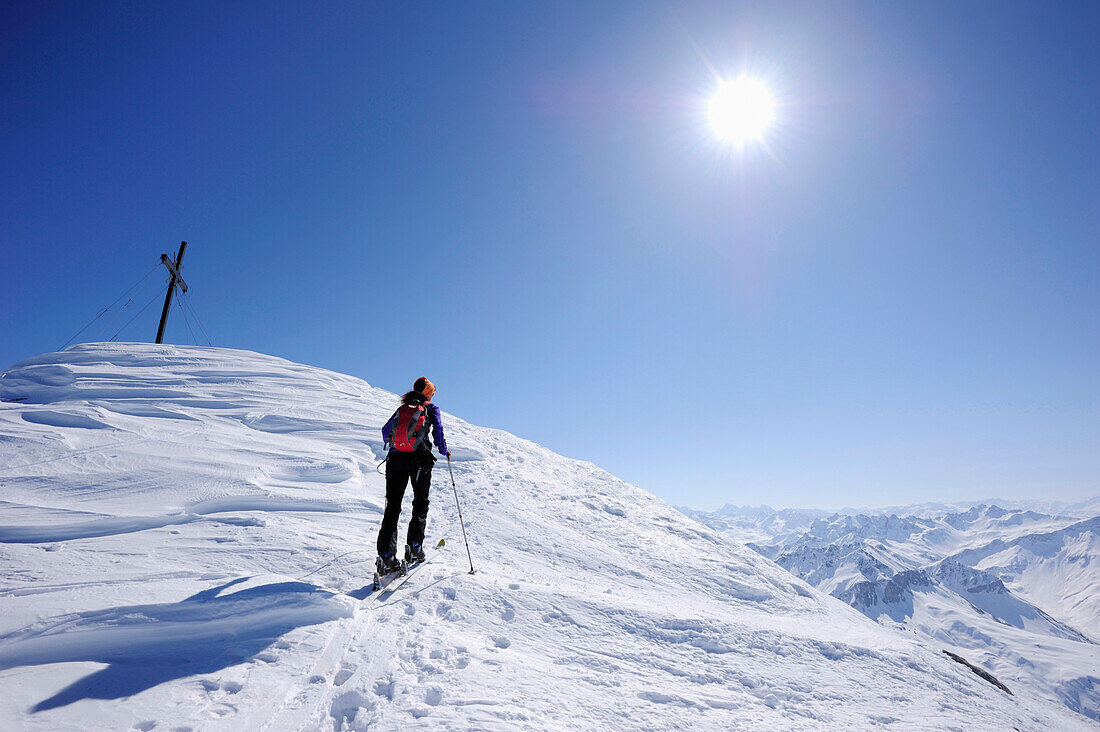 Frau auf Skitour steigt auf Gipfel der Sulzfluh zu, Sulzfluh, Rätikon, Montafon, Vorarlberg, Österreich