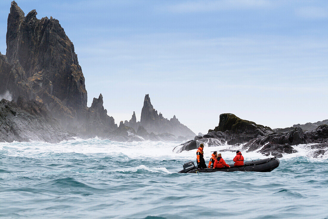 Zodiac am Cape Lookout, Elefanteninsel, Südliche Shetland Inseln, Antarktische Halbinsel, Antarktis