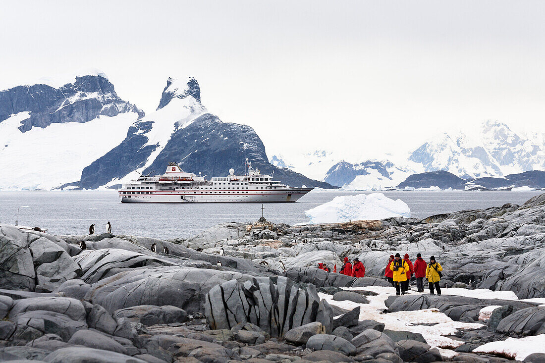 Touristen auf der Petermann Insel vor der Antarktischen Halbinsel, Kreuzfahrtschiff, Antarktis