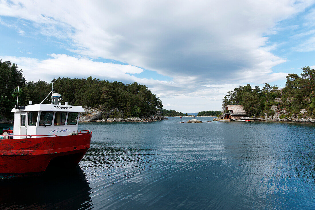 Hafenausfahrt in Kolbeinshamn, Insel Huftaroy, Austevoll, Norwegen
