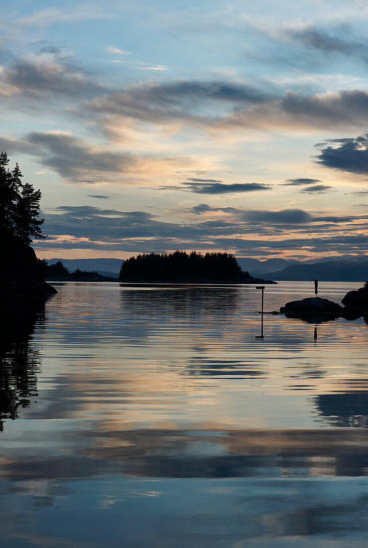 Hafenausfahrt in Kolbeinshamn am Abend, Insel Huftaroy, Austevoll, Norwegen