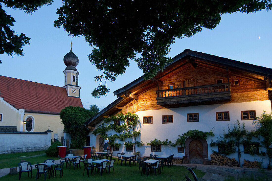 Gasthof und Kirche im Abendlicht, Seeon, Chiemgau, Bayern, Deutschland