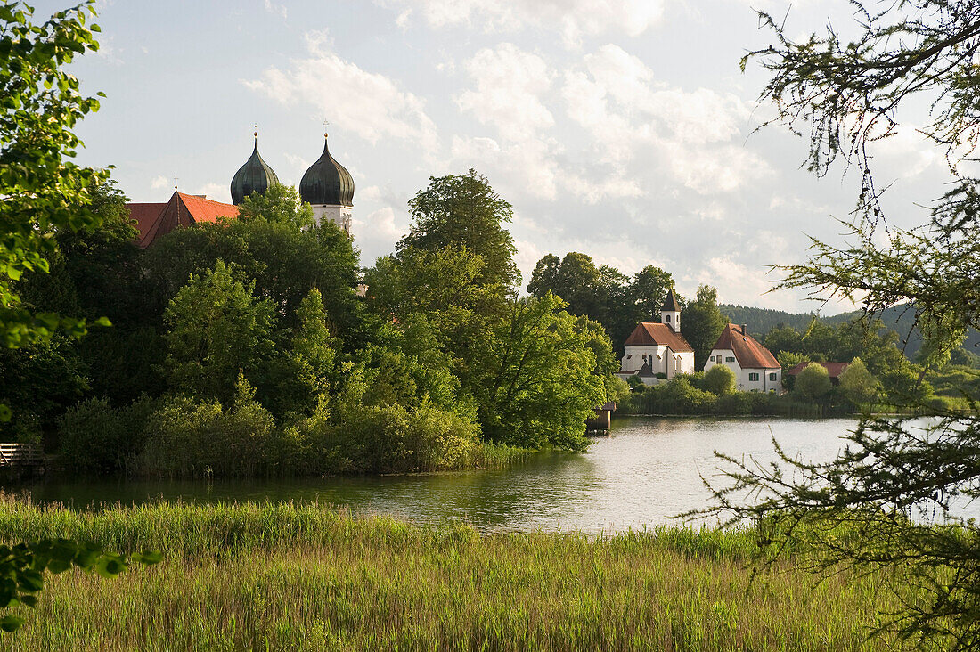 Klostersee und Kloster Seeon, Seeon, Chiemgau, Bayern, Deutschland