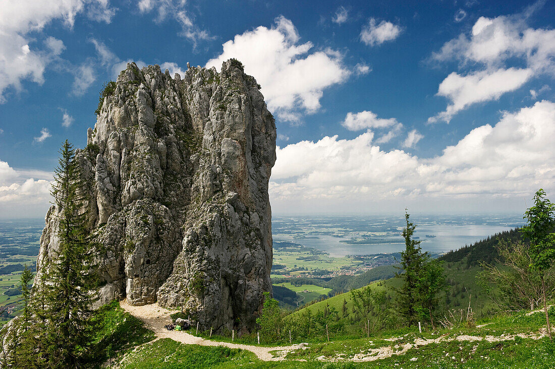 Fels im Gebiet der Kampenwand mit Chiemsee im Hintergrund, Chiemgau, Bayern, Deutschland