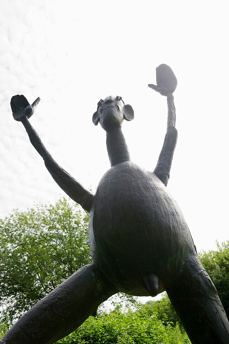 Skulpture von Heinrich Kirchner beim Kloster Seeon, Seeon, Chiemgau, Bayern, Deutschland