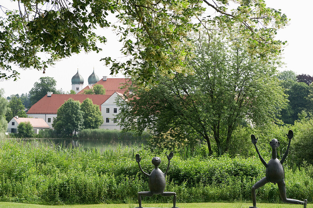 Skulpturen von Heinrich Kirchner beim Kloster Seeon, Seeon, Chiemgau, Oberbayern, Bayern, Deutschland