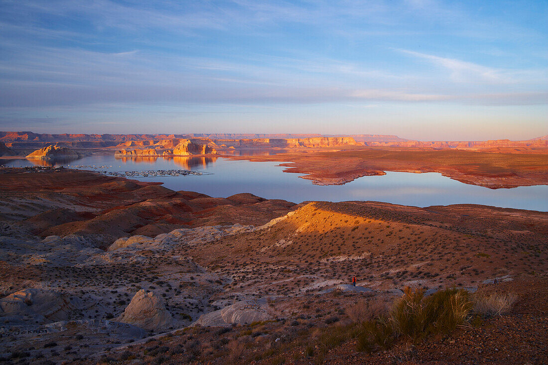 Lake Powell mit Wahweap Bay und Wahweap Marina am Abend, Glen Canyon National Recreation Area, Arizona und Utah, USA, Amerika