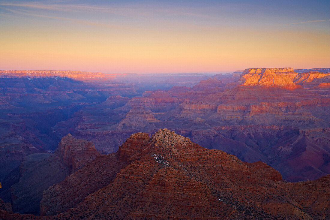 Blick vom Desert View über den Grand Canyon bei Sonnenaufgang, South Rim, Grand Canyon National Park, Arizona, USA, Amerika