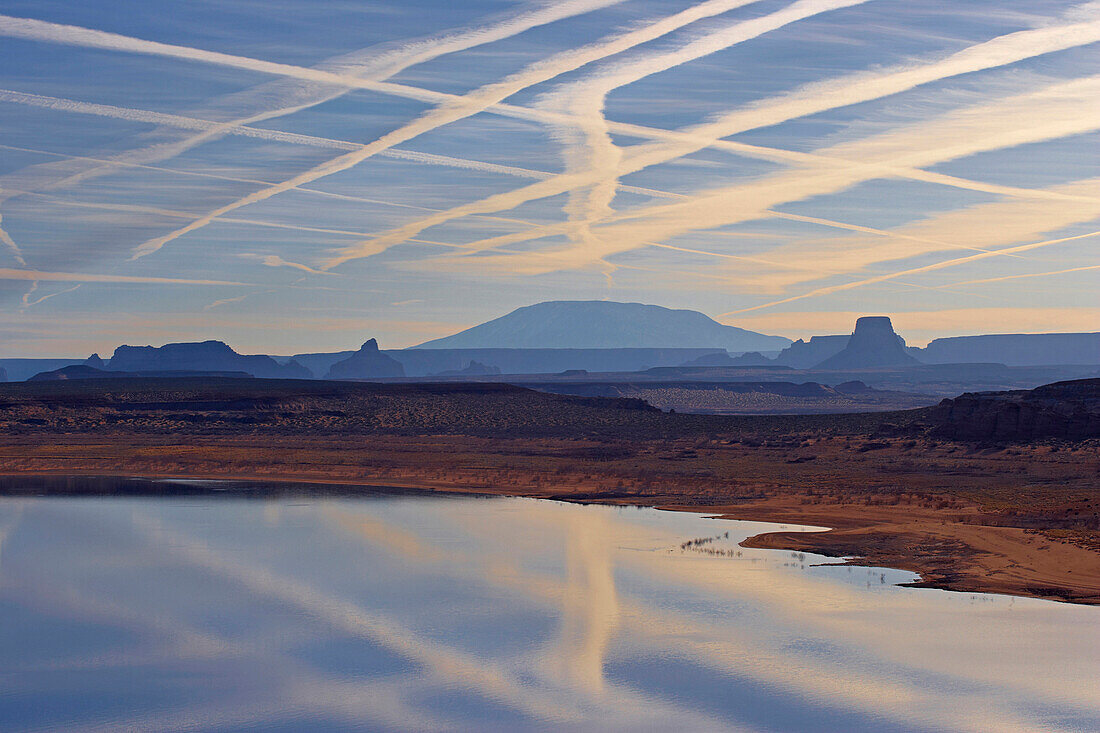 Lake Powell, Wahweap Bay, Navajo Mountain and Tower Butte in the morning, Glen Canyon National Recreation Area, Arizona and Utah, USA, America