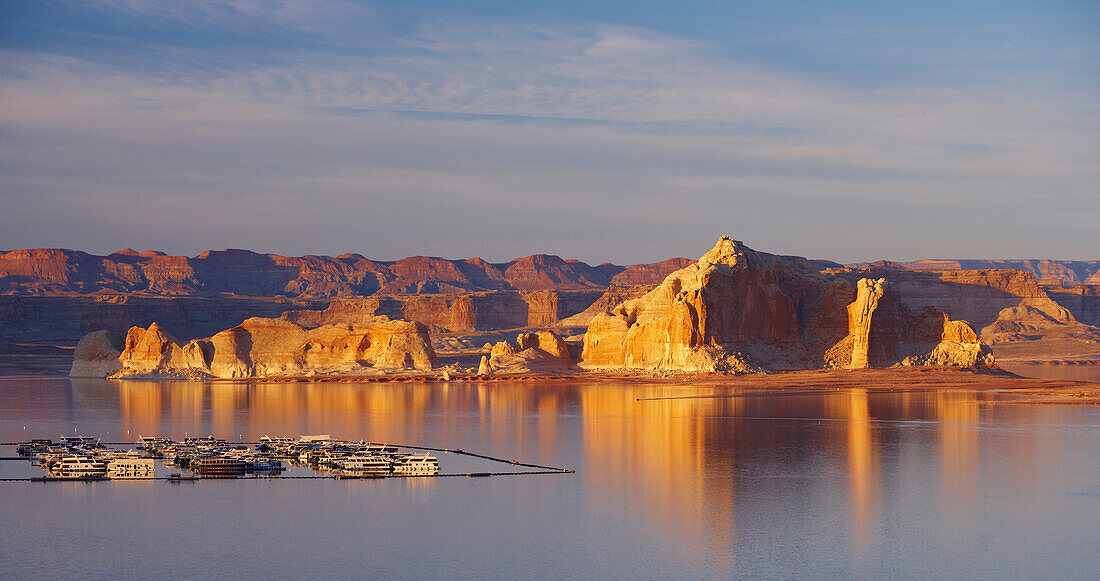 Lake Powell, Wahweap Bay und Wahweap Marina bei Sonnenuntergang, Glen Canyon National Recreation Area, Arizona und Utah, USA, Amerika