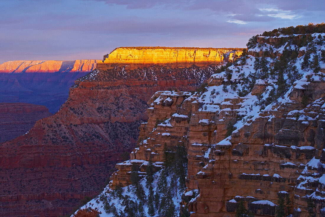 Blick vom Mather Point über den Grand Canyon bei Sonnenuntergang, South Rim, Grand Canyon National Park, Arizona, USA, Amerika