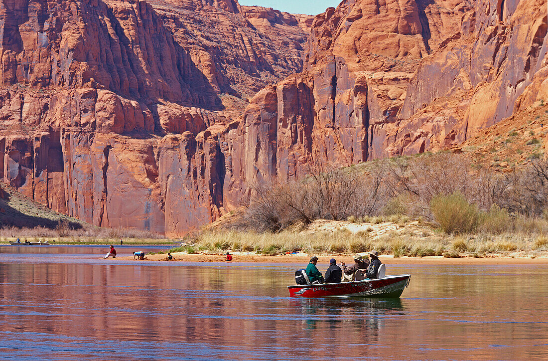 Menschen im Boot auf dem Colorado River zwischen Glen Canyon Dam und Lees Ferry, Glen Canyon, Arizona, USA, Amerika